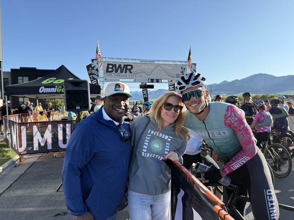 Donoven with his father and Cecilia under a race start arch